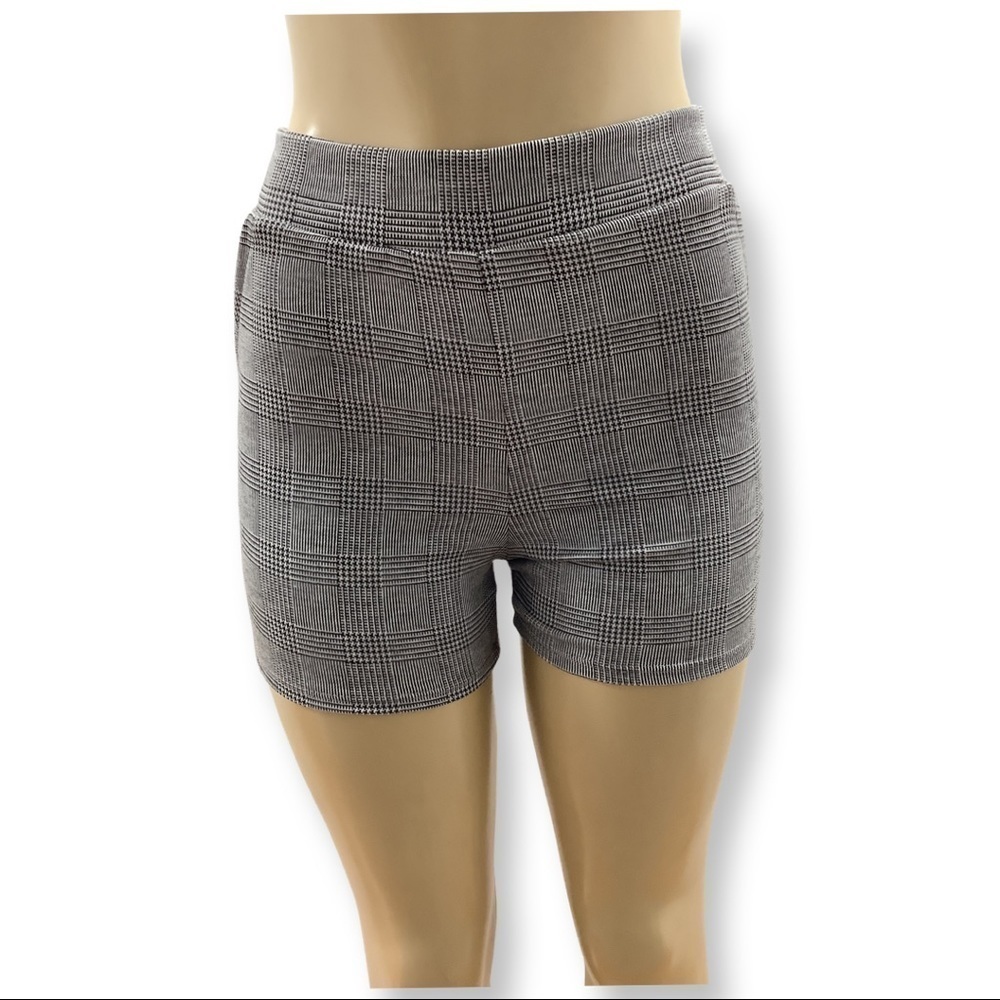 Elite Collection Size Medium Black & White Premium Quality Shorts. New With Tags